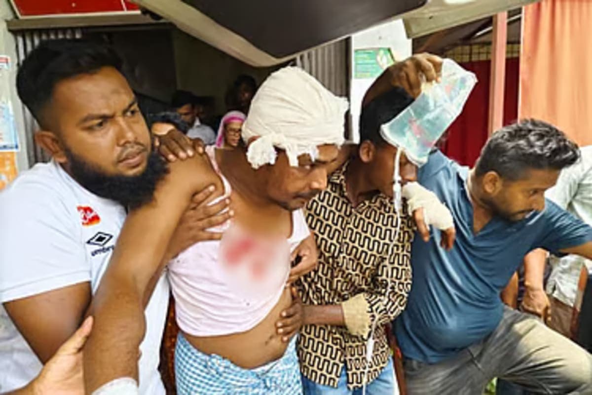 কুষ্টিয়ায় পৌর ভবনের ভেতরে যুবলীগ নেতার ভাইকে এলোপাতাড়ি কুপিয়ে জখম